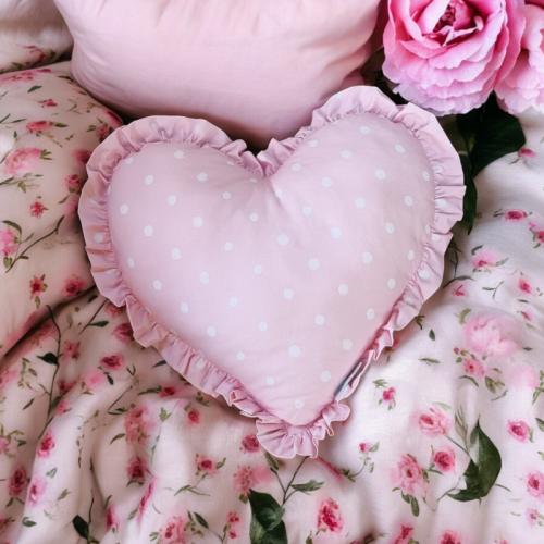 Poduszka ozdobna serce różowa w kropki z falbanką lovely dots pink