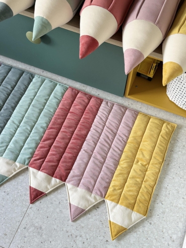 Mata welwetowa kolorowe kredki 