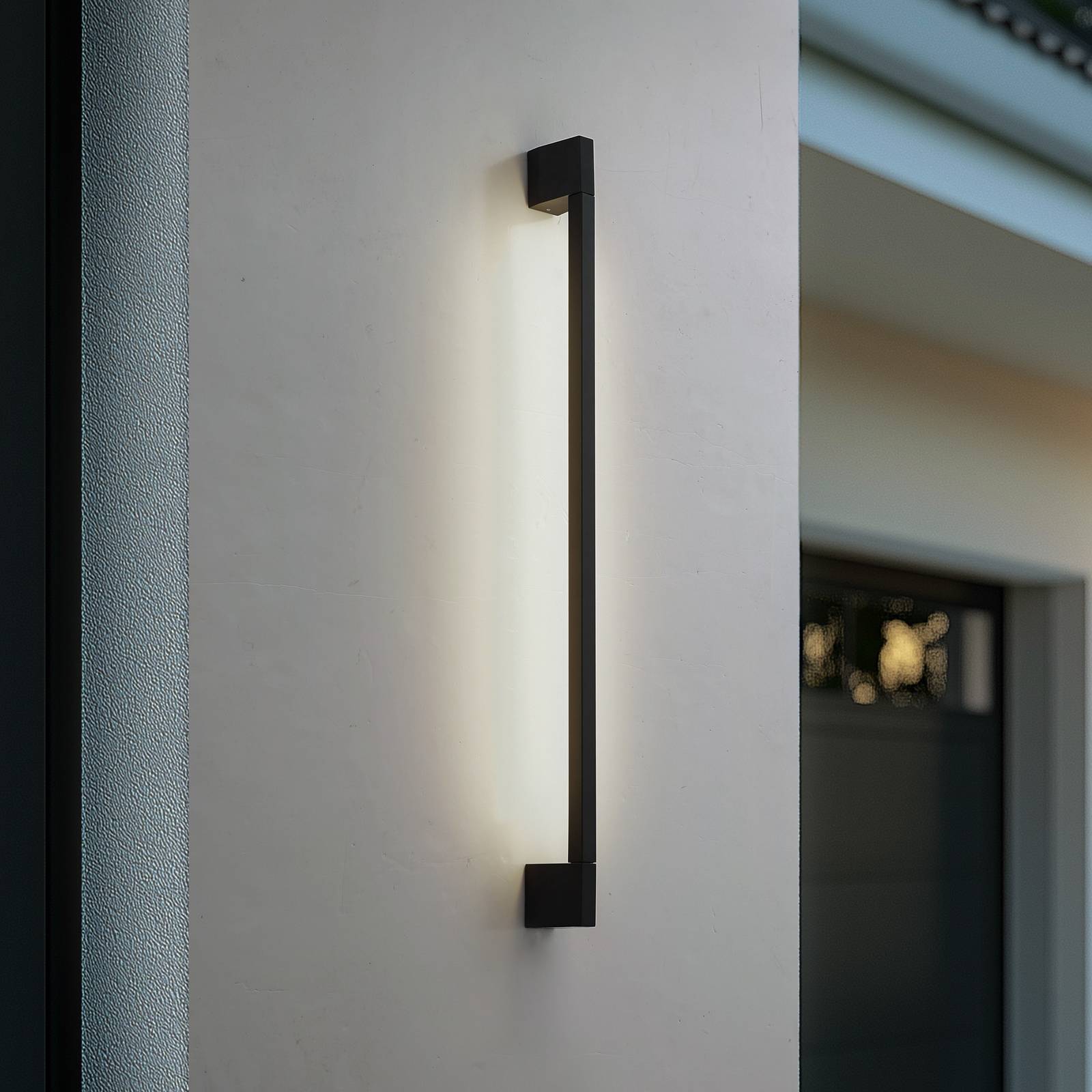 Lindby kinkiet zewnętrzny LED Neano, 90 cm, czarny, metalowy