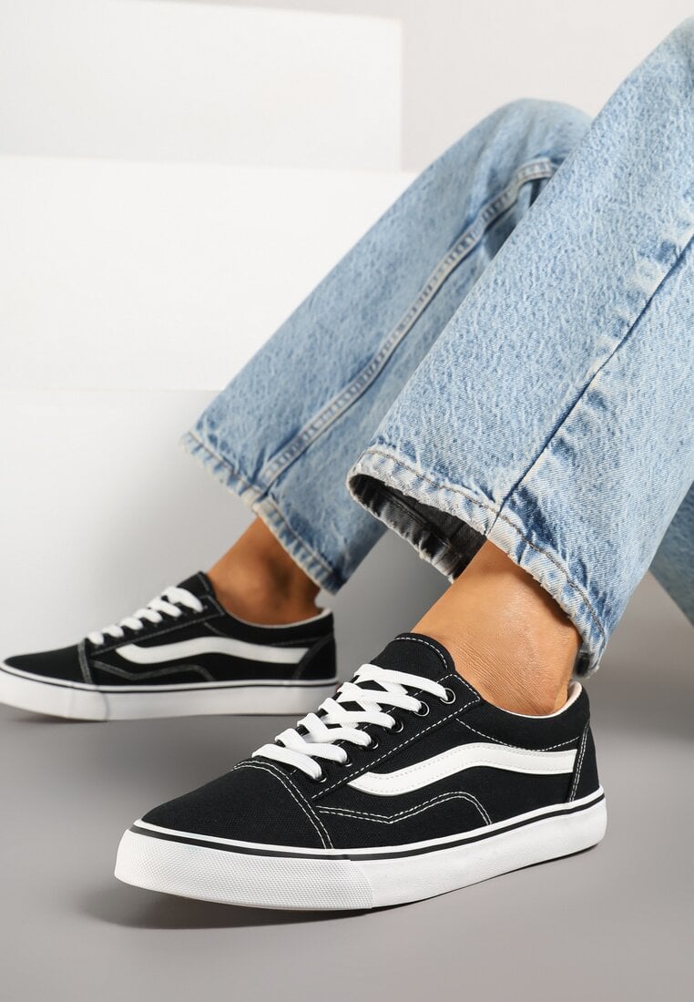 Czarno-Białe Trampki pod Kostkę z Ozdobnym Paskiem Wiolana