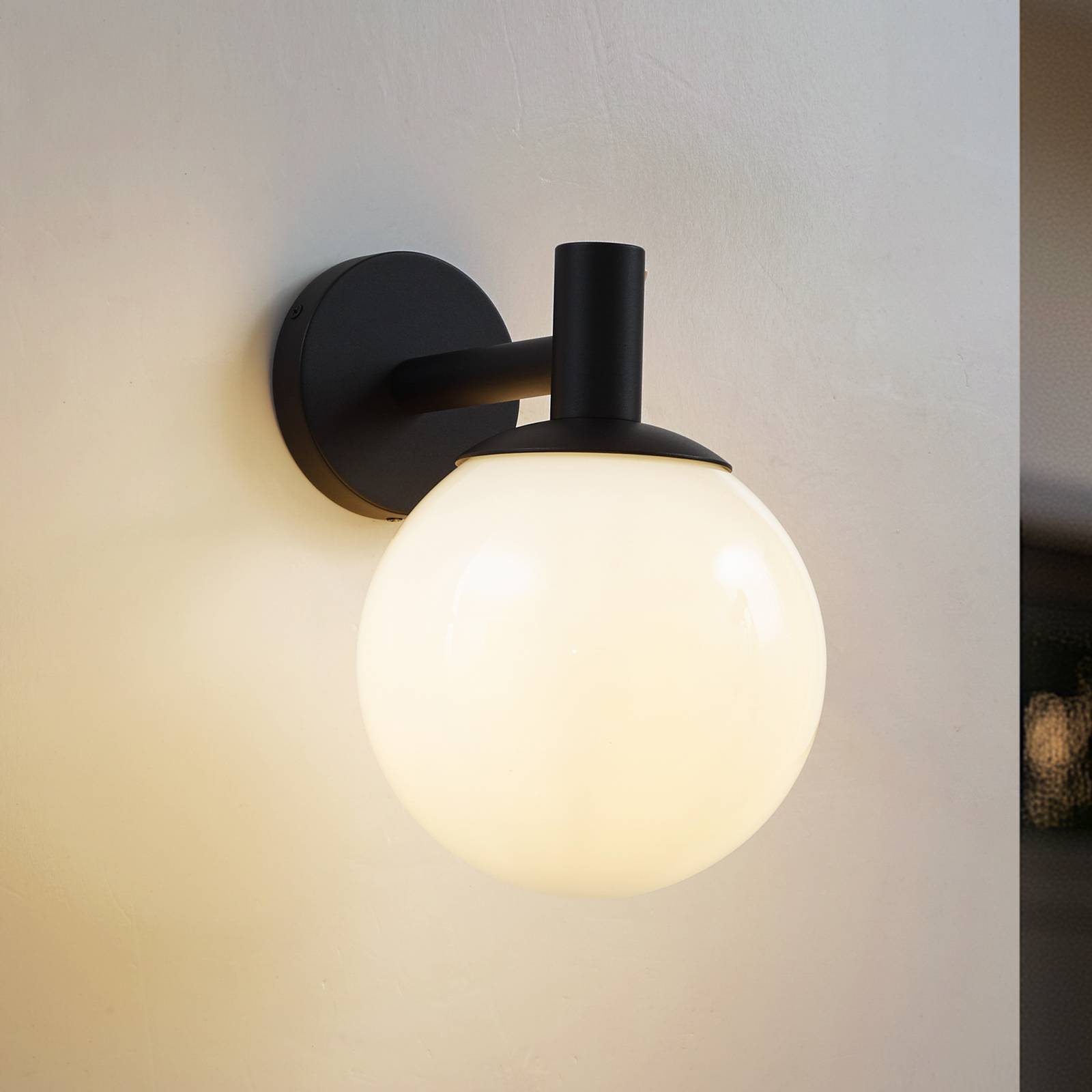 Kinkiet zewnętrzny Lindby Dangan, biały, szkło, Ø 20 cm, IP44