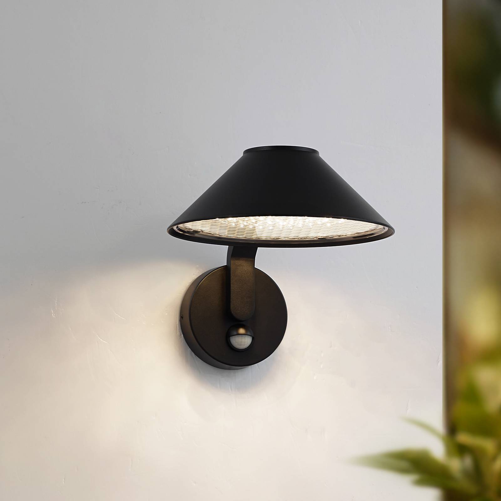 Lindby kinkiet LED Capelo, czarny, aluminium, czujnik, Ø20cm