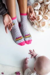 Skarpetki damskie na Dzień Mamy jasno szare z komiksowym napisem Super Mama Milena