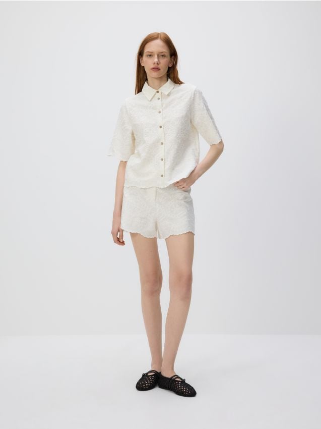 Reserved - Szorty z haftem - złamana biel