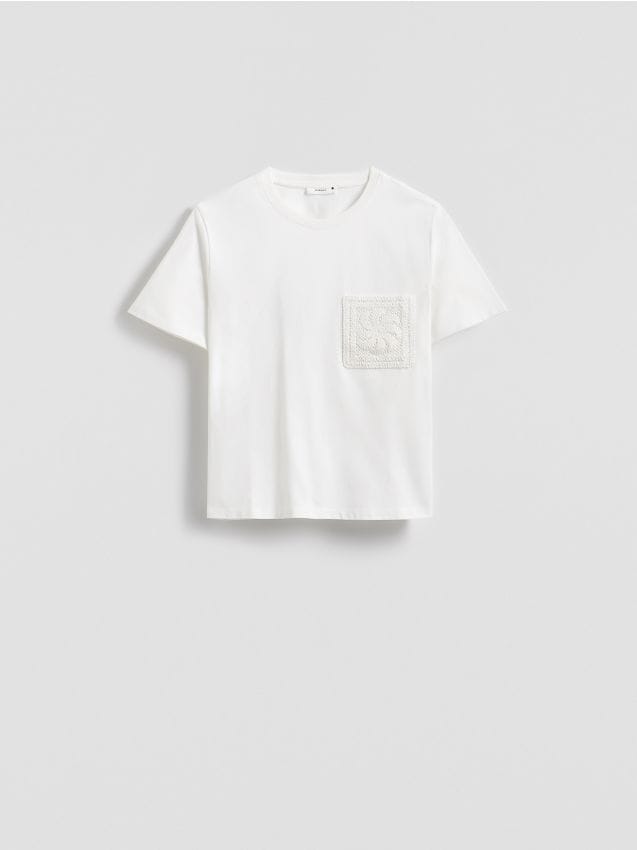 Reserved - T-shirt z ażurową kieszonką - złamana biel