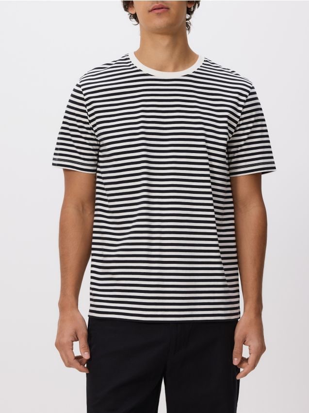 Reserved - T-shirt regular w paski - czarny