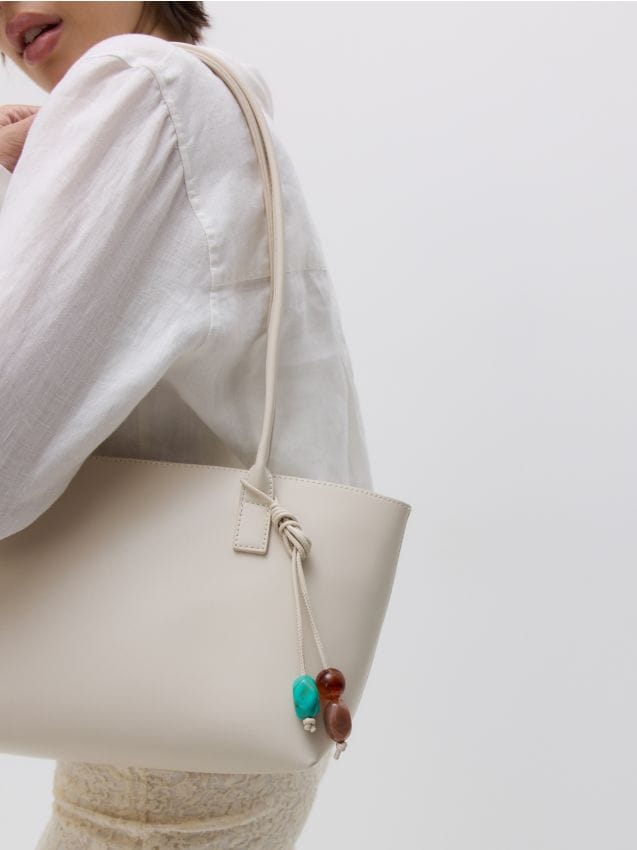 Reserved - Torebka shopper z zawieszką - złamana biel