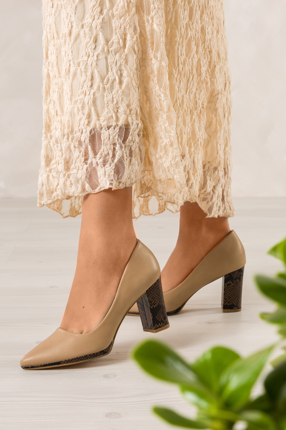 Beżowe czółenka damskie na ozdobnym słupku z wężowym wzorem skórzana wkładka Casu D25X6-BE