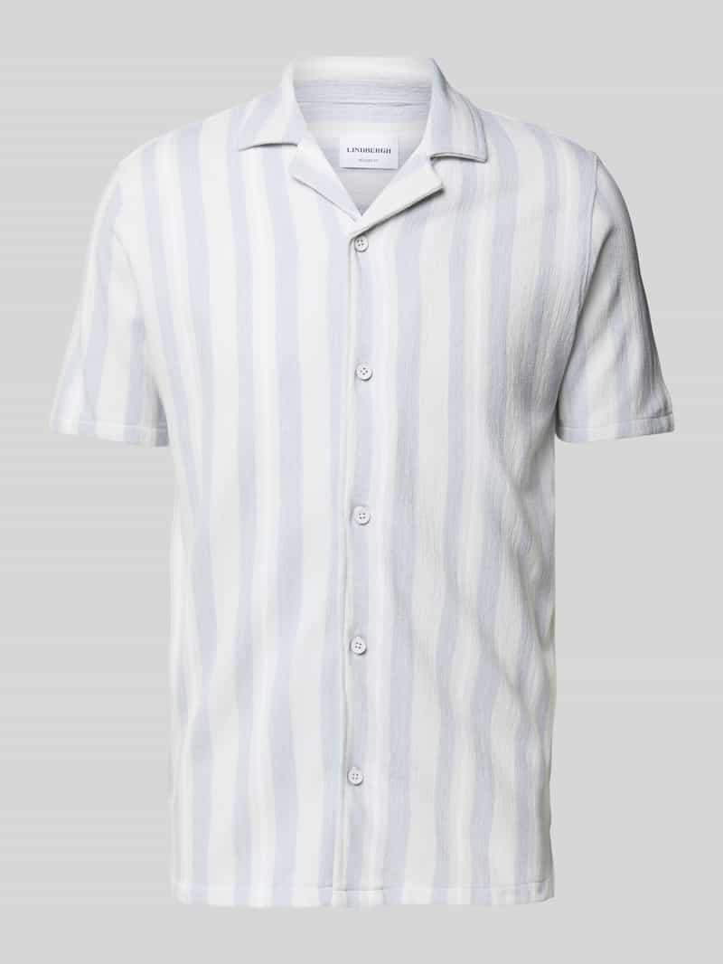 Koszula casualowa o kroju relaxed fit z kołnierzem z połami