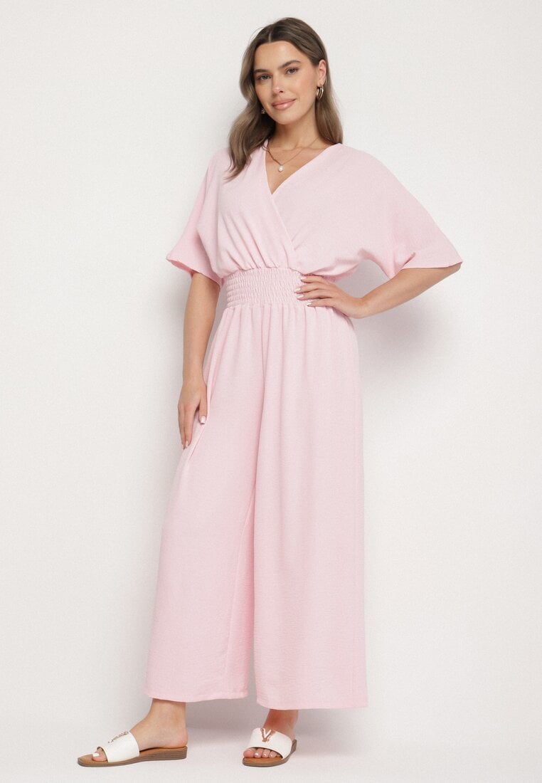 Jasnoróżowy Kopertowy Kombinezon z Gumką w Talii i Szerokimi Nogawkami Vimashea