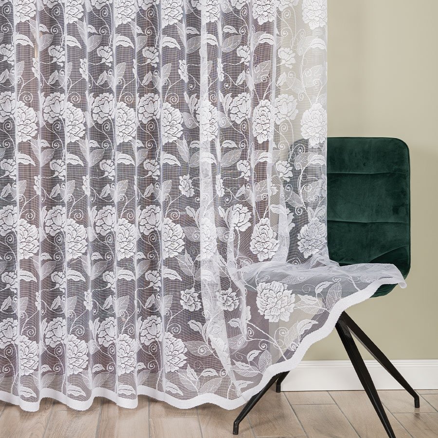 Długa firana żakardowa do salonu ze wzorem wijących się róż, kolor biały, sprzedawana na metry, wysokość: 300 cm