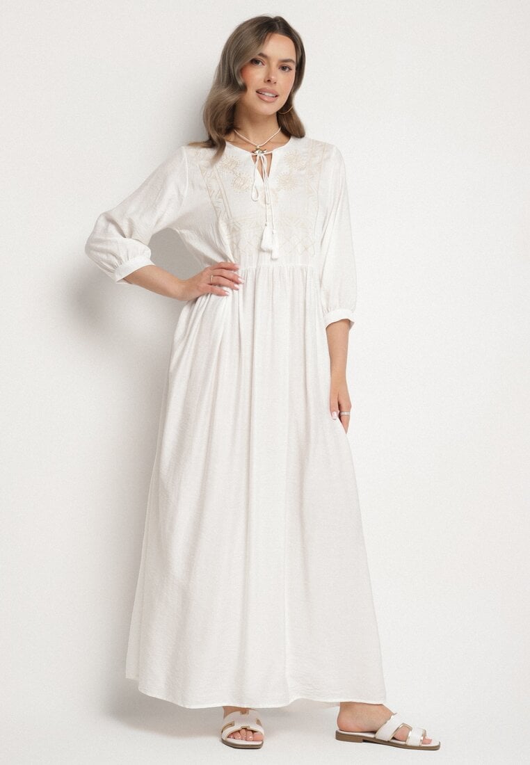Biała Wiskozowa Sukienka z Ozdobnym Haftem Galrisena