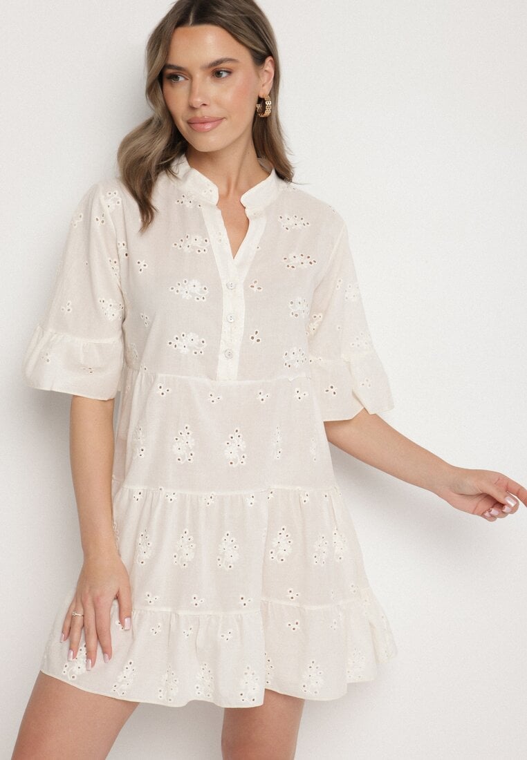 Jasnobeżowa Bawełniana Sukienka z Haftowanej Tkaniny o Koszulowym Kroju z Falbanami Filidwena