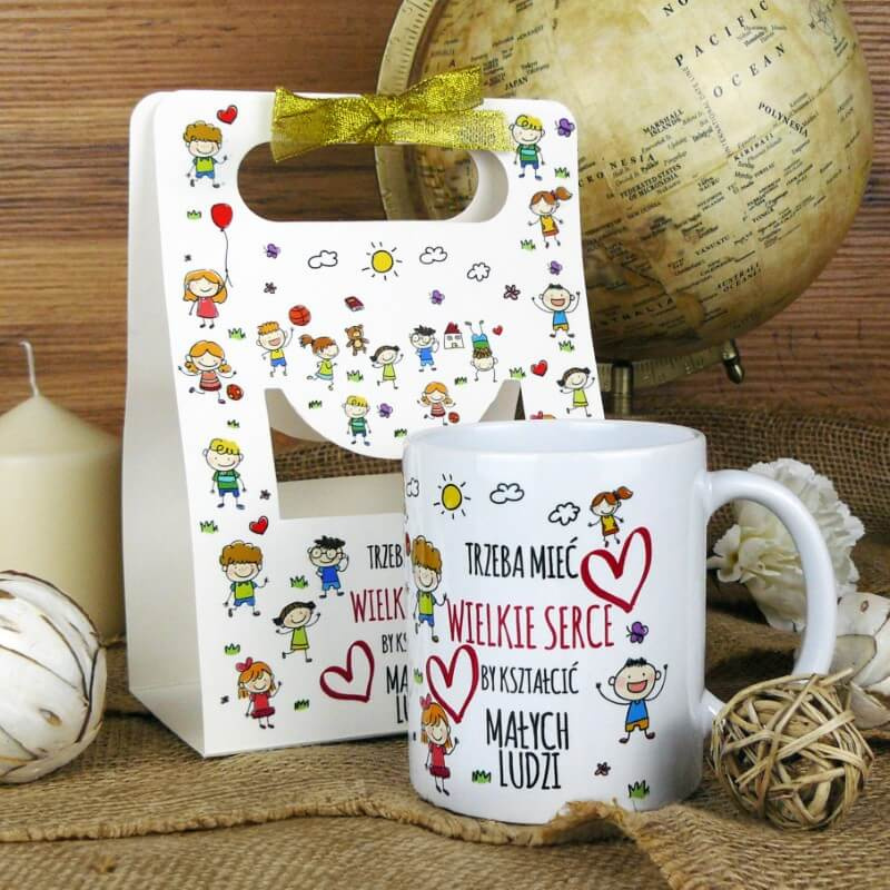 Zestaw prezentowy kubek 330 ml z ozdobnym kartonikiem - Trzeba mieć wielkie serce by kształcić małych ludzi