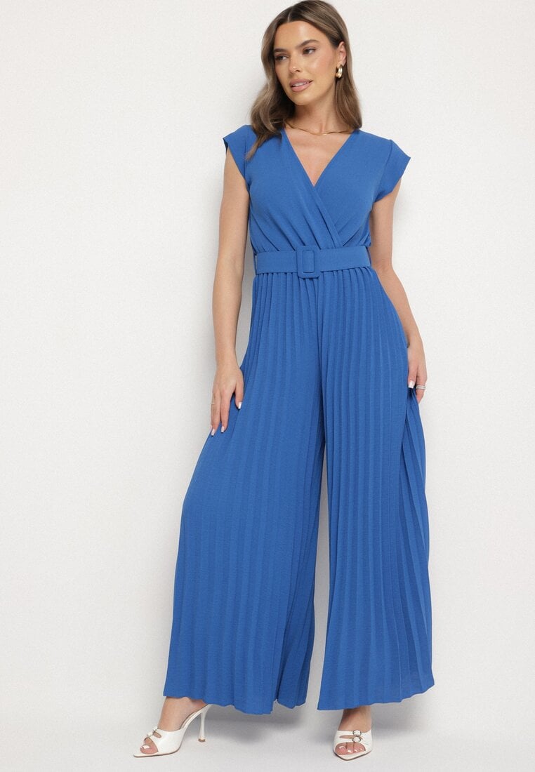 Niebieski Kombinezon o Kopertowym Kroju z Plisami i Paskiem w Talii Salivania