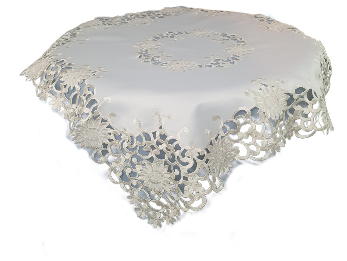 SE00480 Mały kremowy obrus z haftem 85x85cm