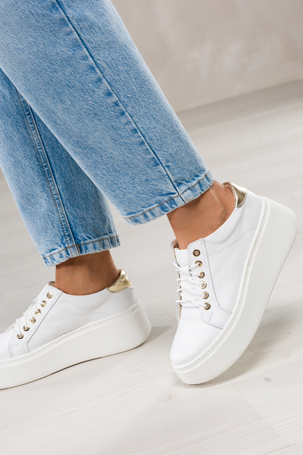 Białe sneakersy skórzane damskie creepersy sznurowane złote dodatki PRODUKT POLSKI Casu 516