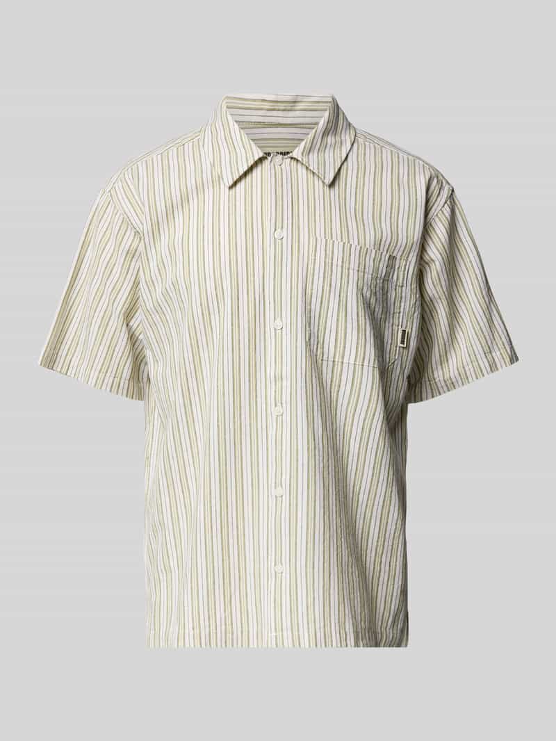 Koszula casualowa o kroju regular fit z kieszenią na piersi