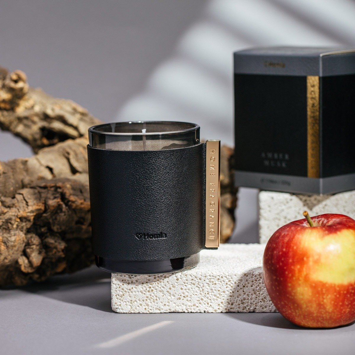 HOMLA Świeca zapachowa SLEEK LEATHER Amber Musk 225 G