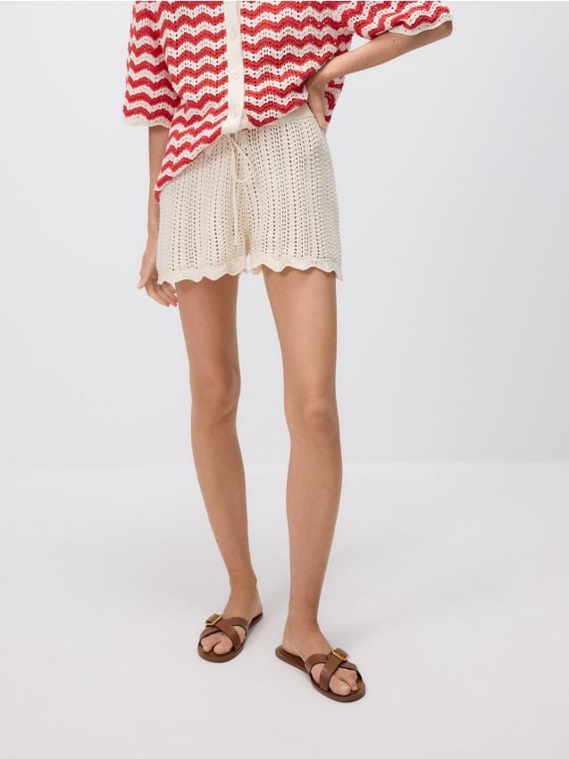 Reserved - Dzianinowe szorty z wiązaniem - kremowy