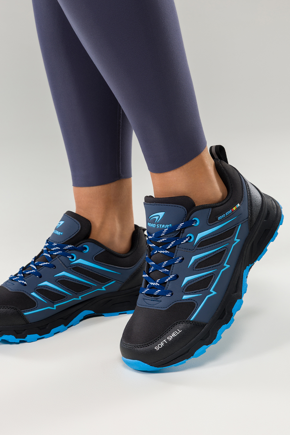 Czarne buty trekkingowe damskie buty sportowe na bieżnikowanej podeszwie sznurowane niebieskie wstawki softshell Casu 2408-2W