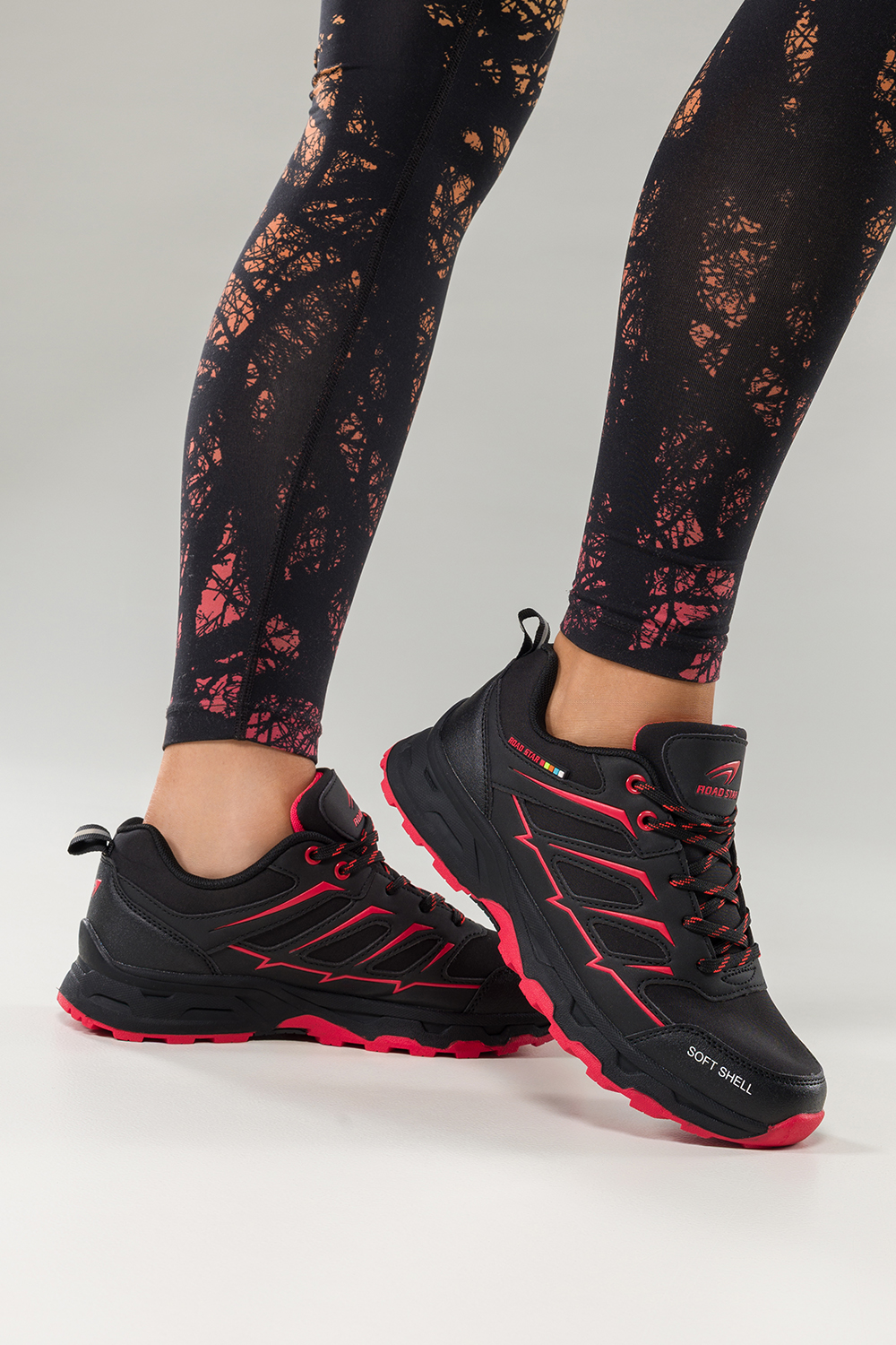 Czarne buty trekkingowe damskie buty sportowe na bieżnikowanej podeszwie sznurowane czerwone wstawki softshell Casu 2408-3W