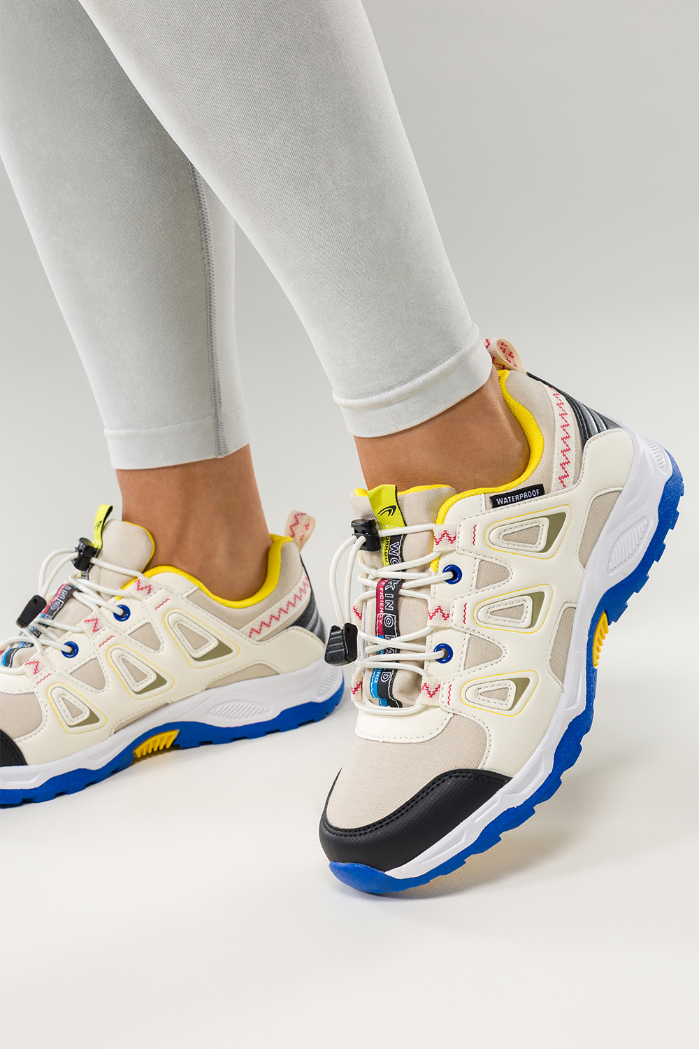 Beżowe buty sportowe trekkingowe damskie na bieżnikowanej podeszwie z regulowaną elastyczną sznurówką kremowe wstawki Casu RS-2503-2W
