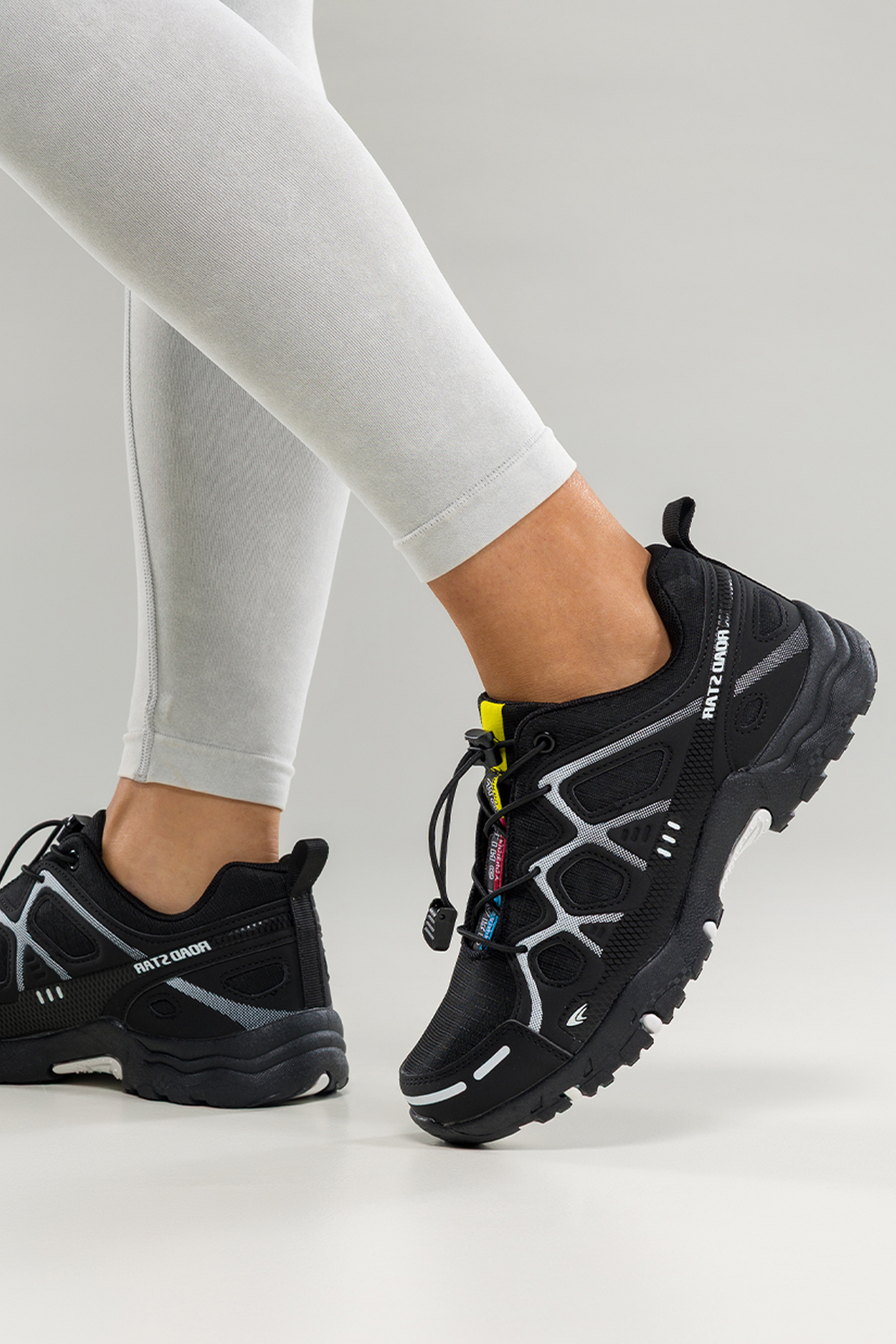 Czarne buty sportowe trekkingowe damskie na bieżnikowanej podeszwie z regulowaną elastyczną sznurówką białe wstawki Casu 2101-1W