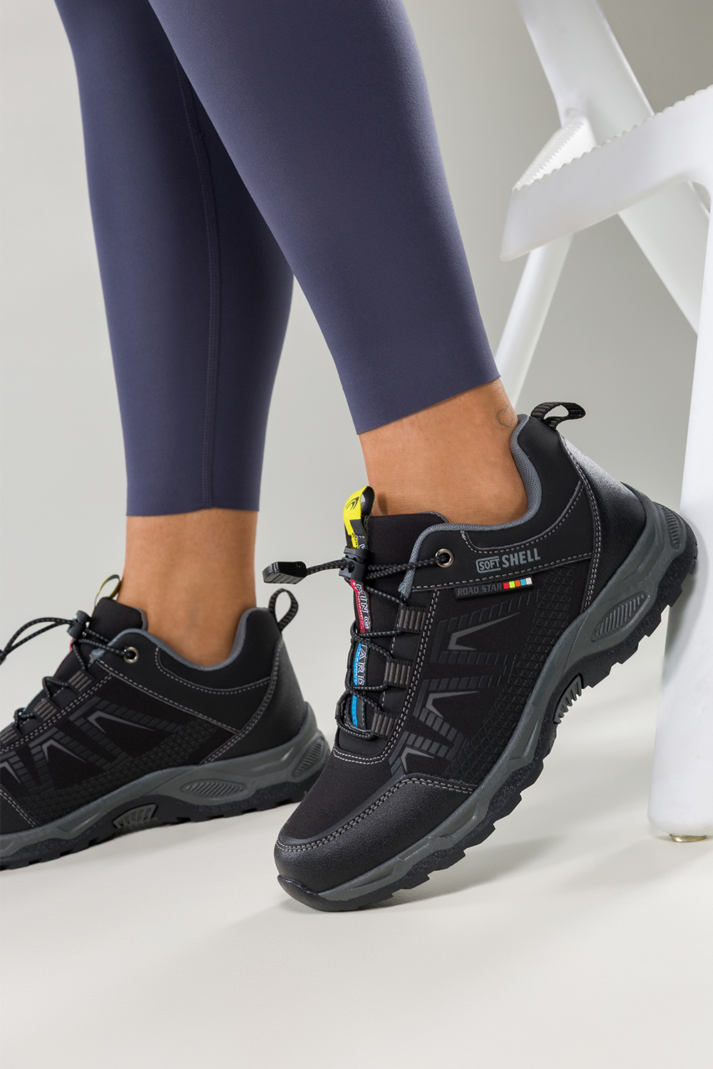 Czarne buty trekkingowe damskie buty sportowe na bieżnikowanej podeszwie z regulowaną elastyczną sznurówką szare wstawki softshell Casu 2213-1W