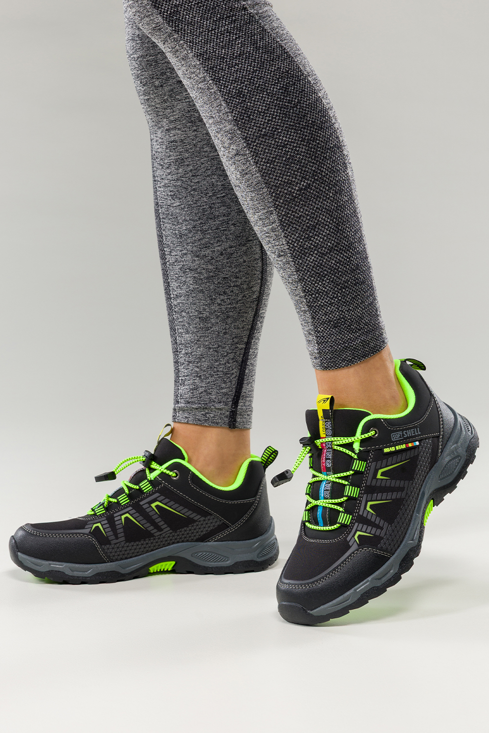 Czarne buty trekkingowe damskie buty sportowe na bieżnikowanej podeszwie z regulowaną elastyczną sznurówką seledynowe wstawki softshell Casu 2213-4W