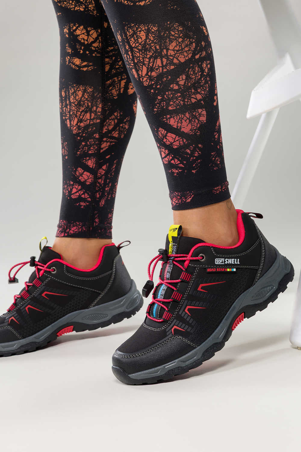 Czarne buty trekkingowe damskie buty sportowe na bieżnikowanej podeszwie z regulowaną elastyczną sznurówką czerwone wstawki softshell Casu 2213-7W