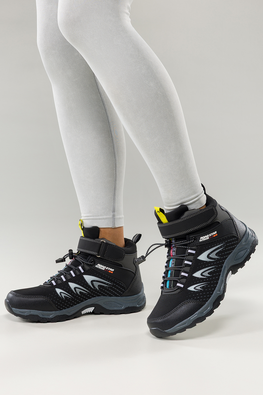 Czarne buty trekkingowe damskie na bieżnikowanej podeszwie z regulowaną elastyczną sznurówką białe wstawki softshell Casu 2310-11W