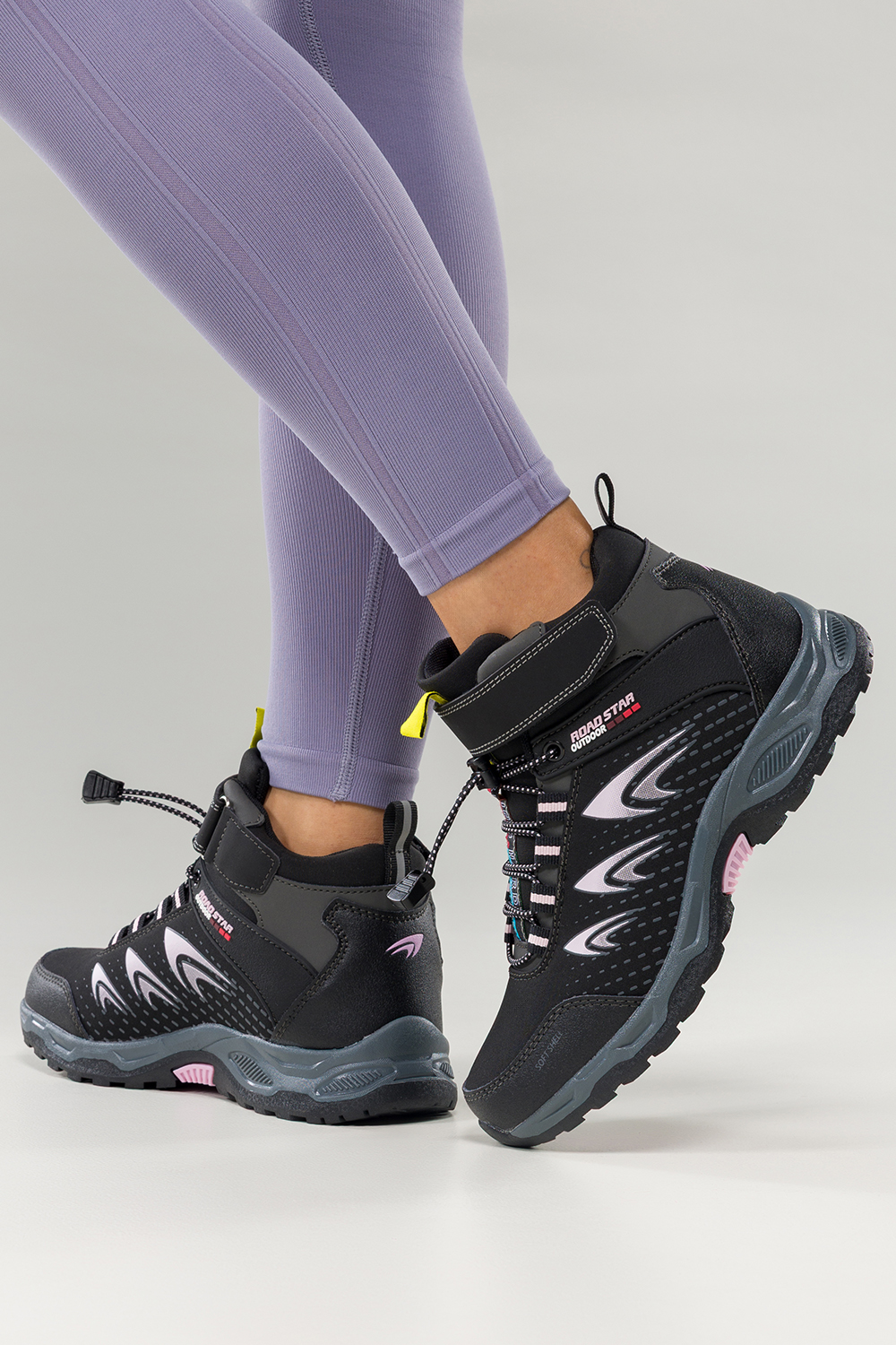 Czarne buty trekkingowe damskie na bieżnikowanej podeszwie z regulowaną elastyczną sznurówką różowe wstawki softshell Casu 2310-12W