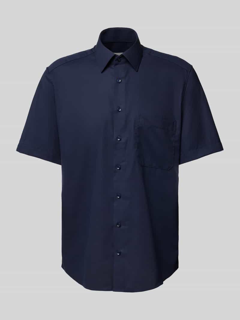 Koszula biznesowa o kroju comfort fit z kołnierzykiem typu kent