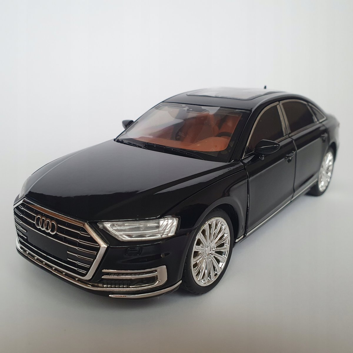 Audi A8 D5 1:24 światła LED otwierane drzwi metalowy 21 cm zabawka chłopca