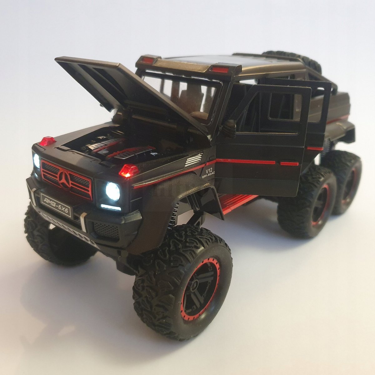 Mercedes-Benz 6x6 AMG G klasa 1:24 światła LED otwierane drzwi metalowy