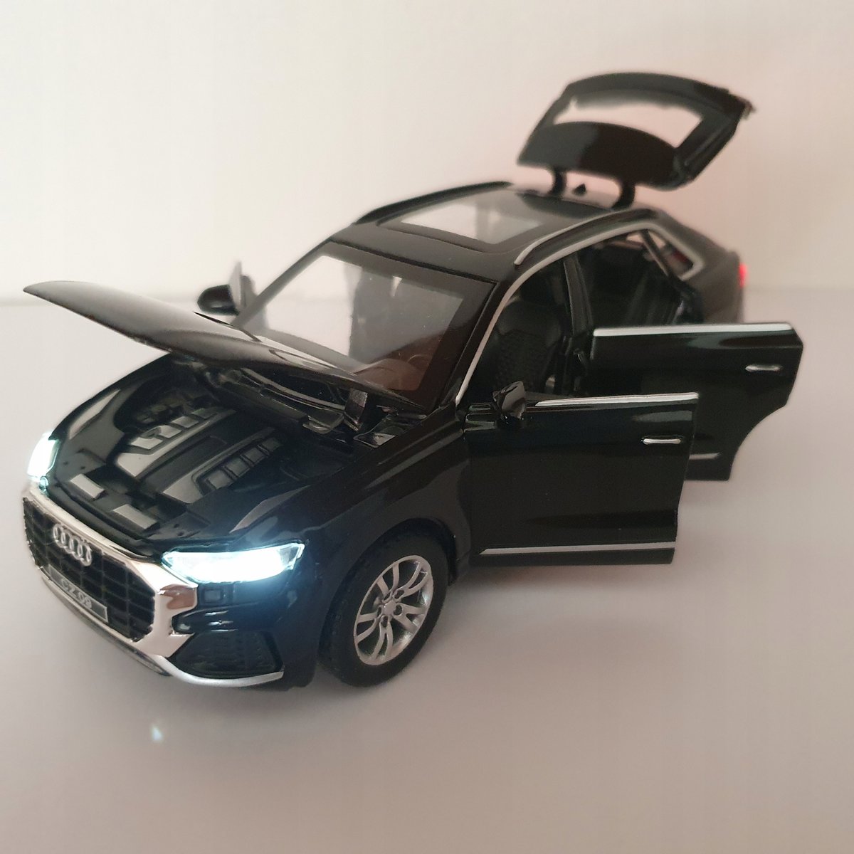 model Audi Q8 1:32 otwierane drzwi LED dźwięk prezent dla chłopca metalowy