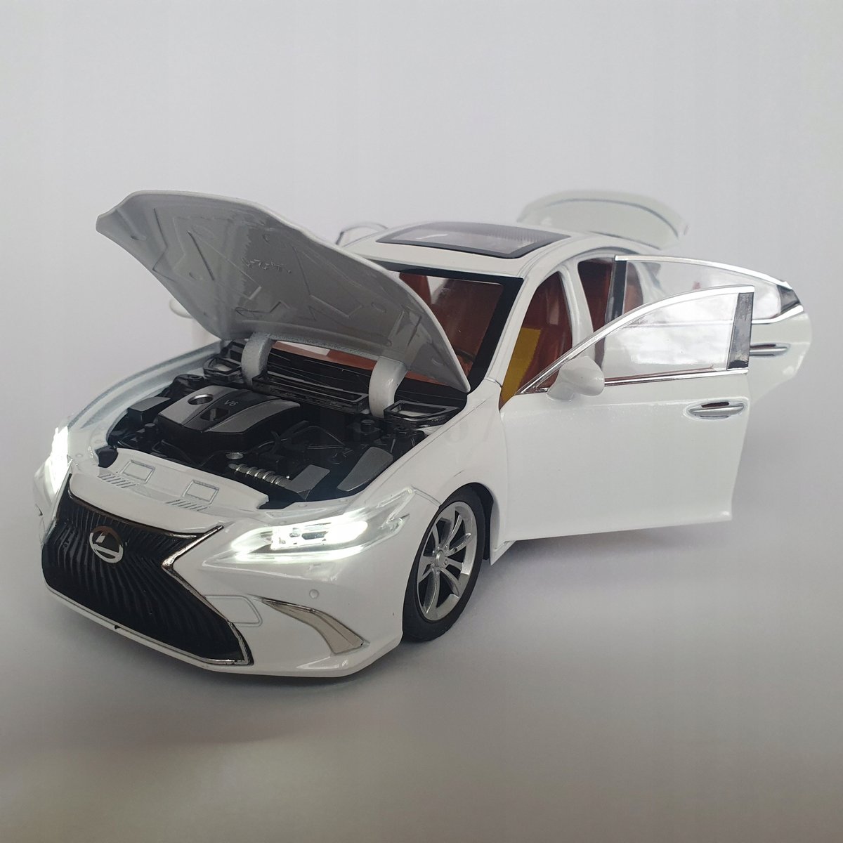 model Lexus ES300h 1:24 duży otwierane drzwi LED dźwięk metalowy