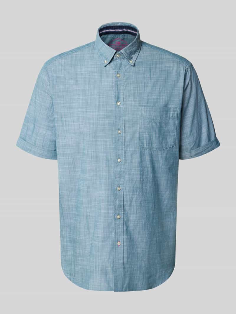 Koszula casualowa o kroju regular fit z kołnierzykiem typu button down