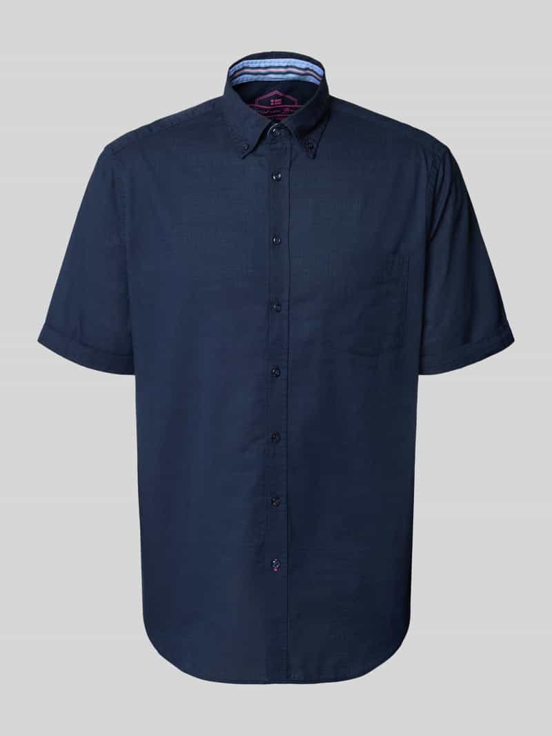 Koszula casualowa o kroju regular fit z kołnierzykiem typu button down