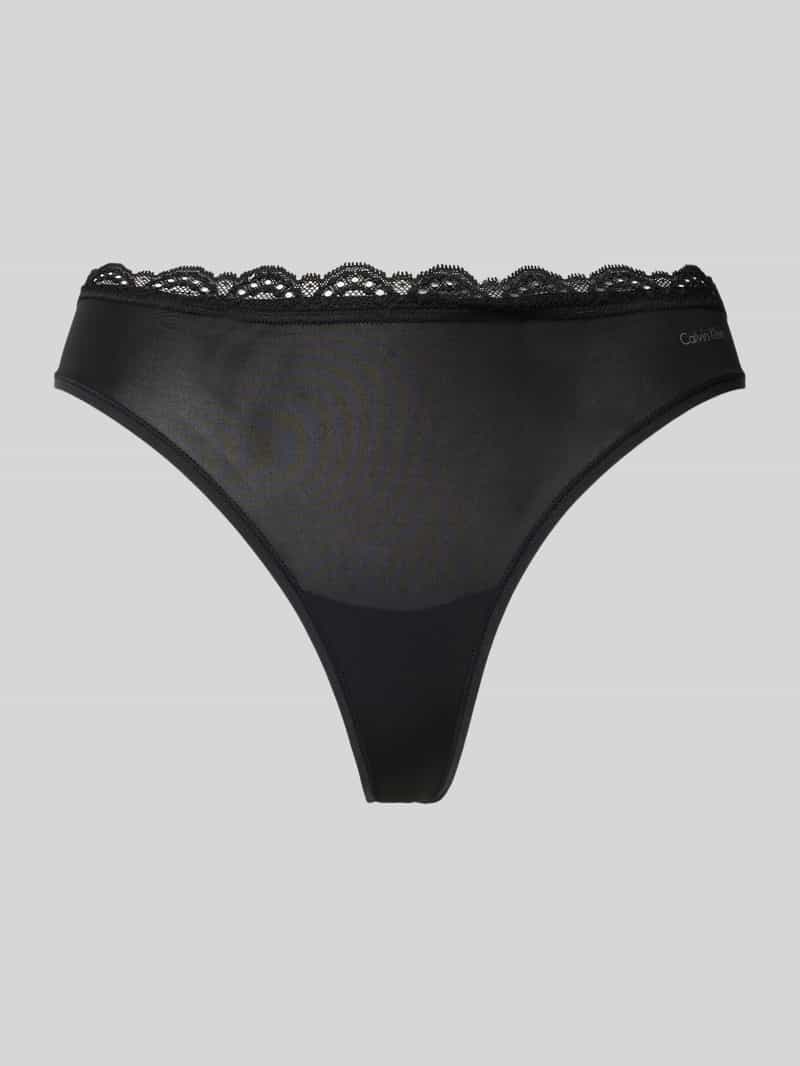 Stringi obszyte koronką