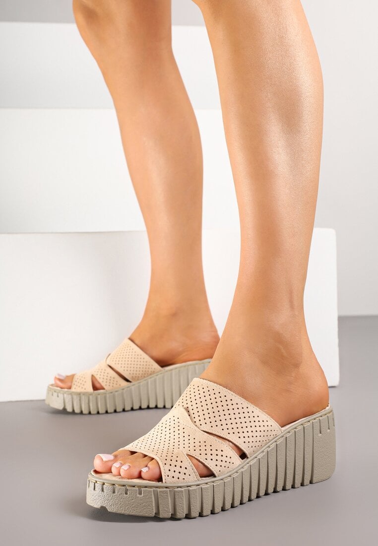Beżowe Klapki Vices na Koturnie z Perforacją Sarvelina