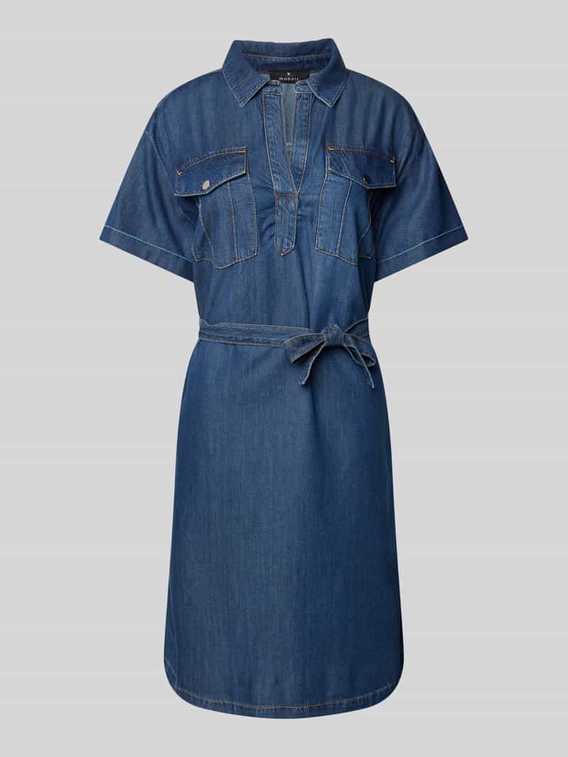 Sukienka jeansowa o długości do kolan z kieszeniami na piersi