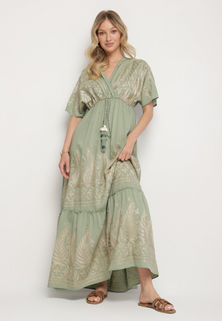 Zielona Kopertowa Sukienka z Wiskozy Zdobiona Frędzlami i Metalicznym Haftem Redeirae