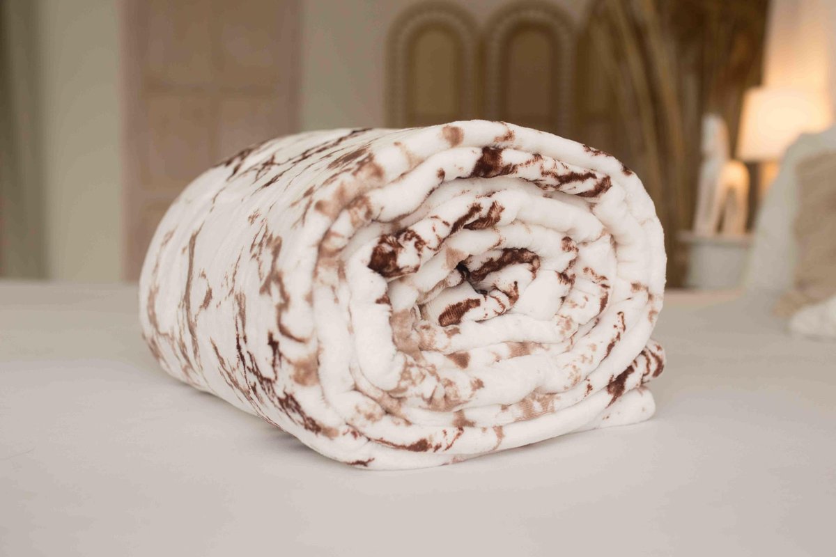 Koc Sherpa 150x200 biały brązowy marmurek z mikrofibry baranek