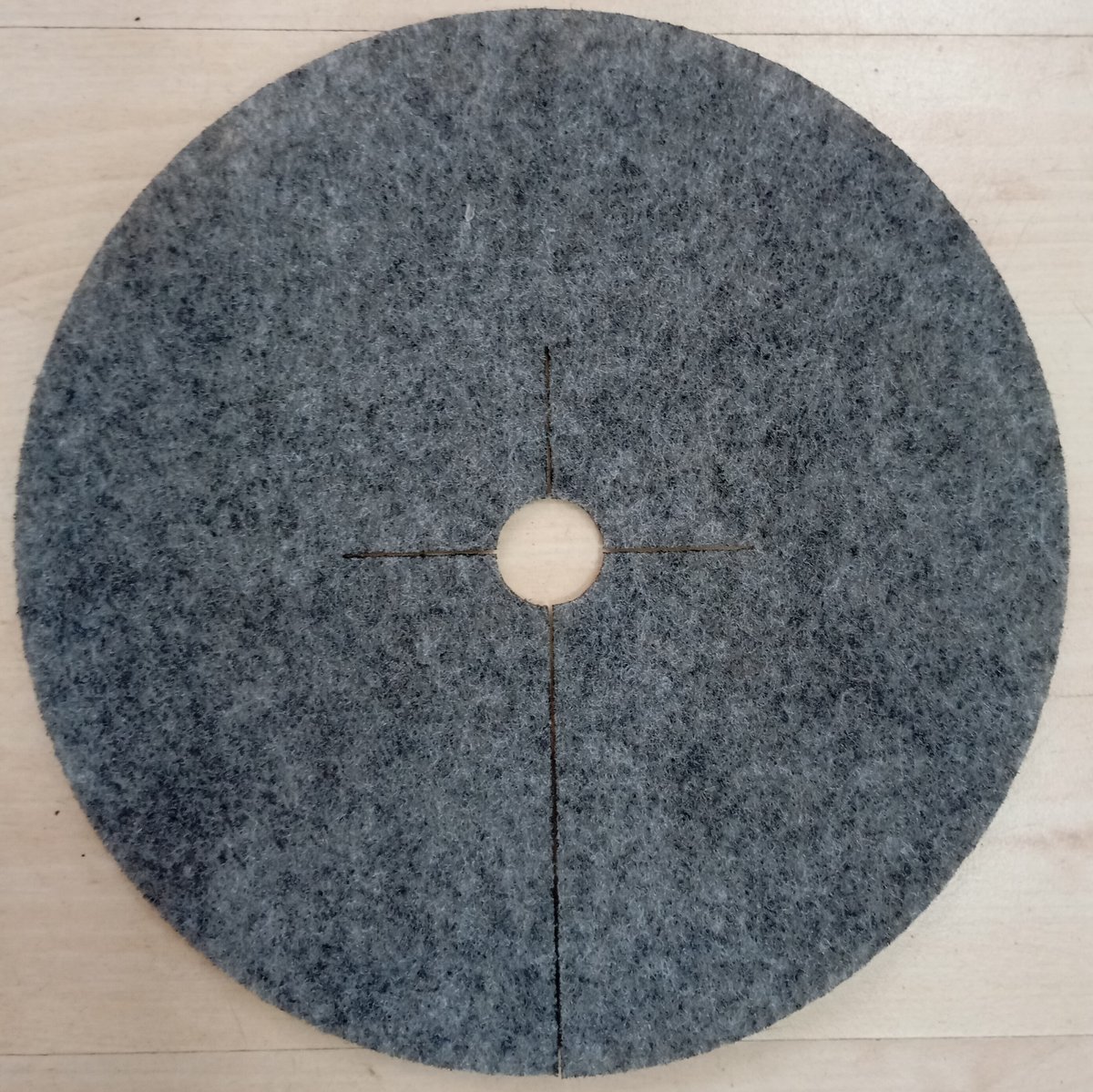 Krążek filcowy zabezpieczający przed chwastami ściółkowanie szary fi 40 cm