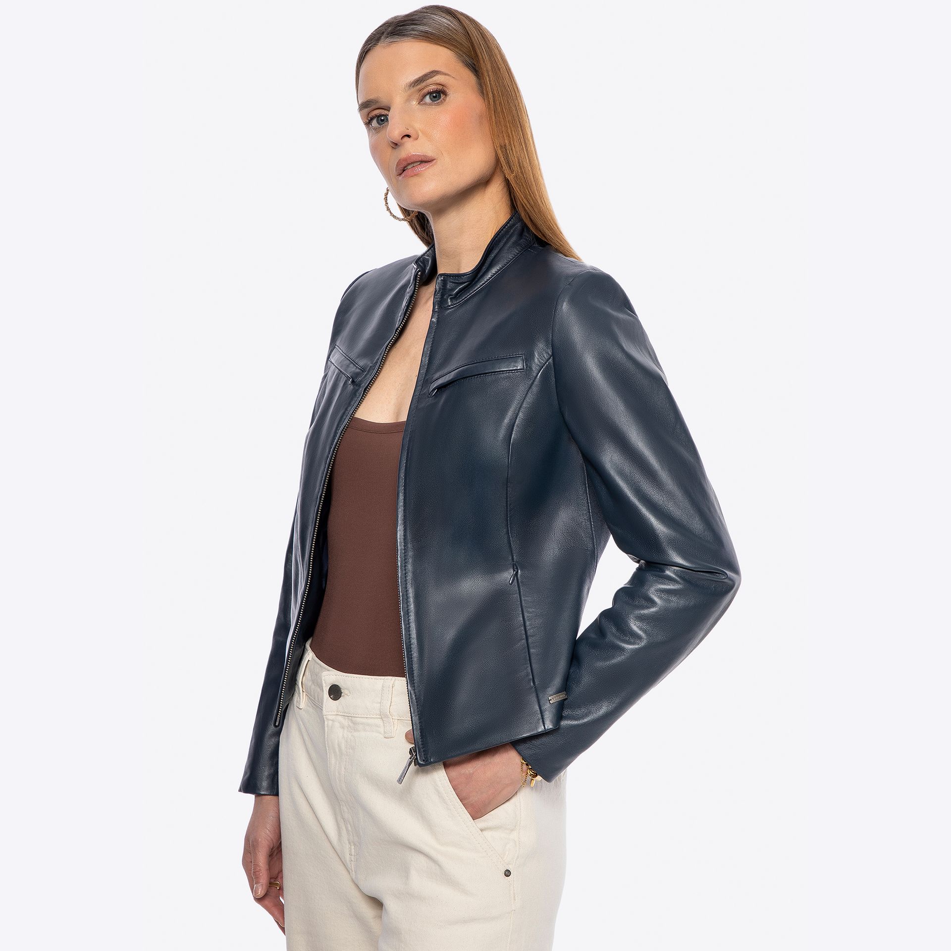 Damska kurtka skórzana z wieloma kieszeniami granatowa