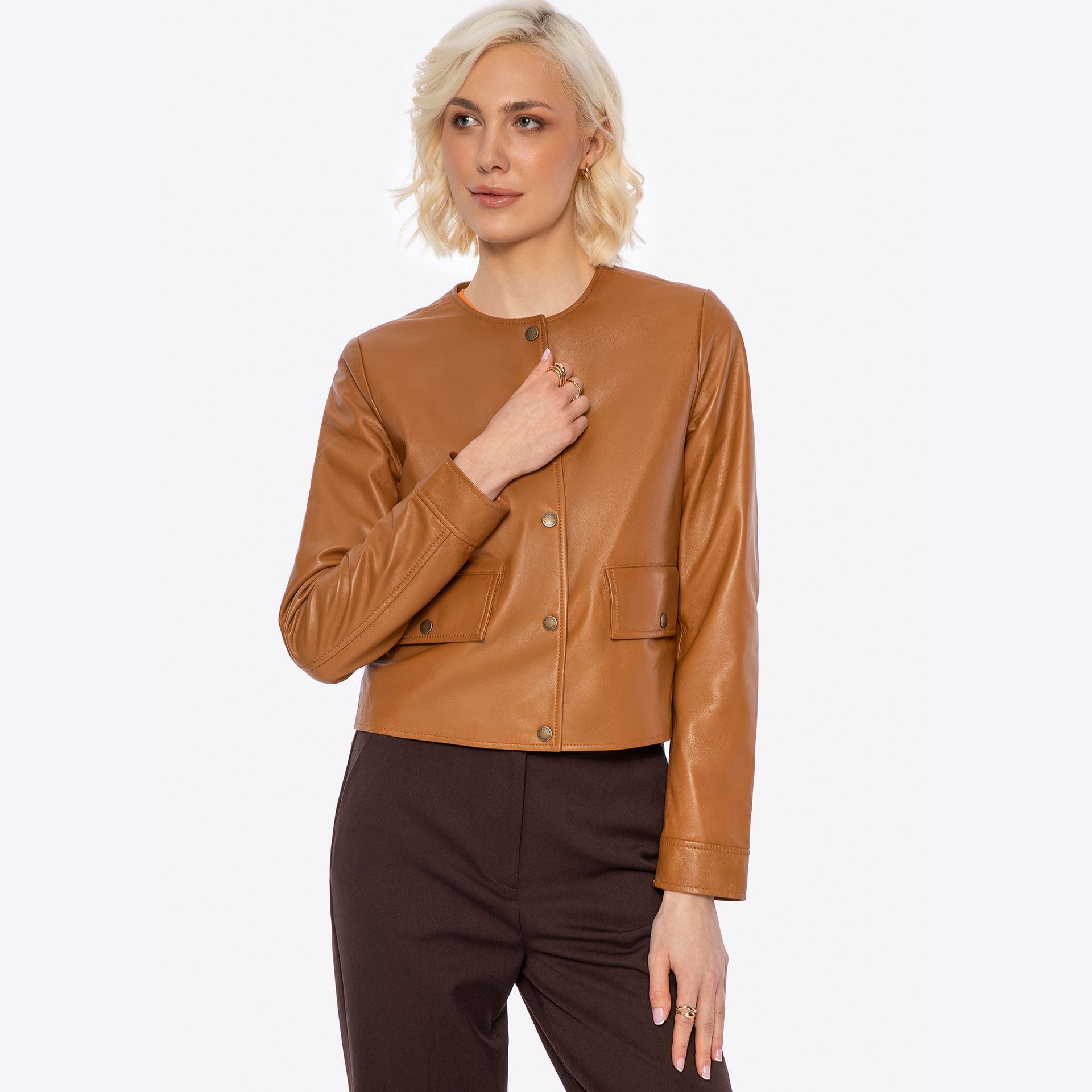 Damska kurtka ze skóry o prostym fasonie brązowa
