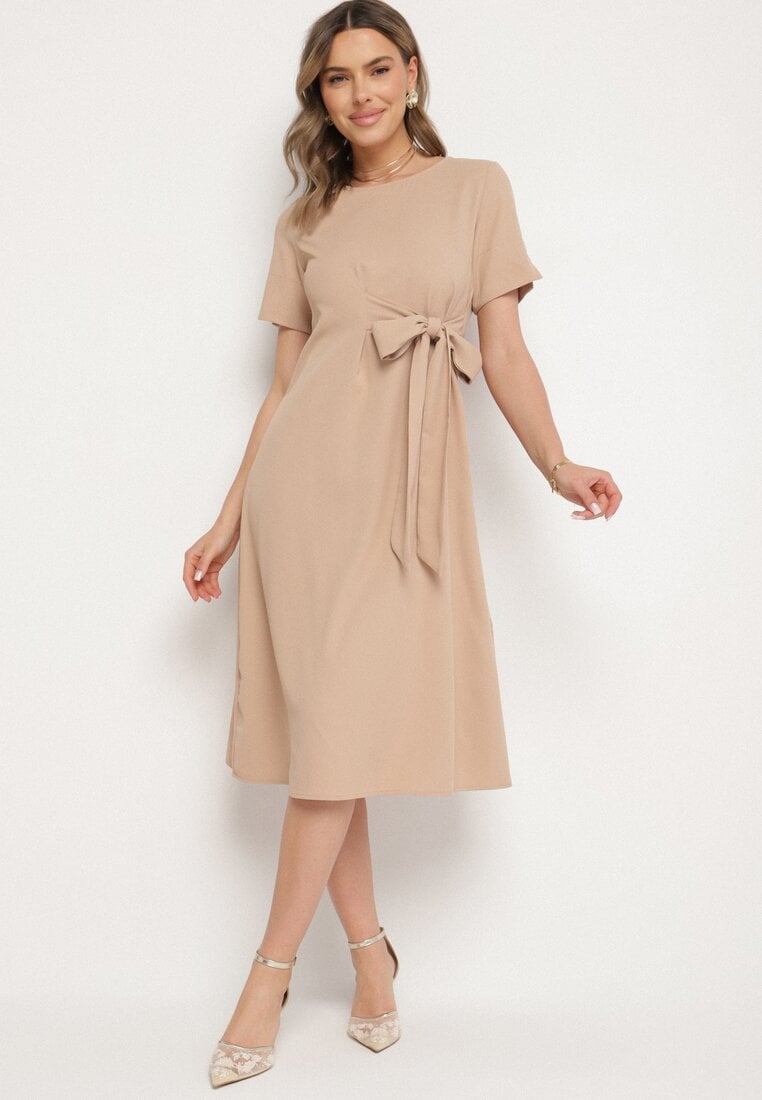 Beżowa Sukienka Vices o Rozkloszowanym Kroju z Ozdobnym Wiązaniem Folaziela