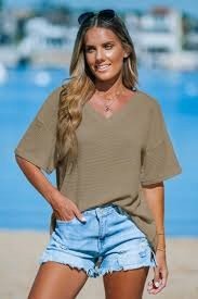 Koszulka z dzianiny waflowej dekolt w serek i obniżone ramiona CUPSHE